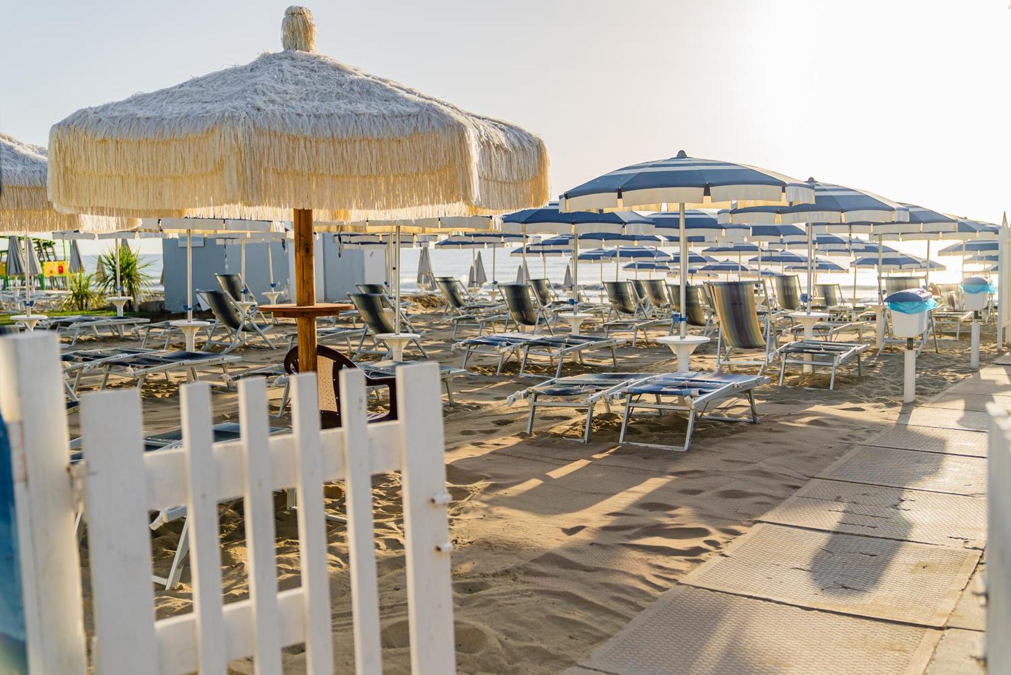 Hotel Joli Alba Adriatica Exteriör bild